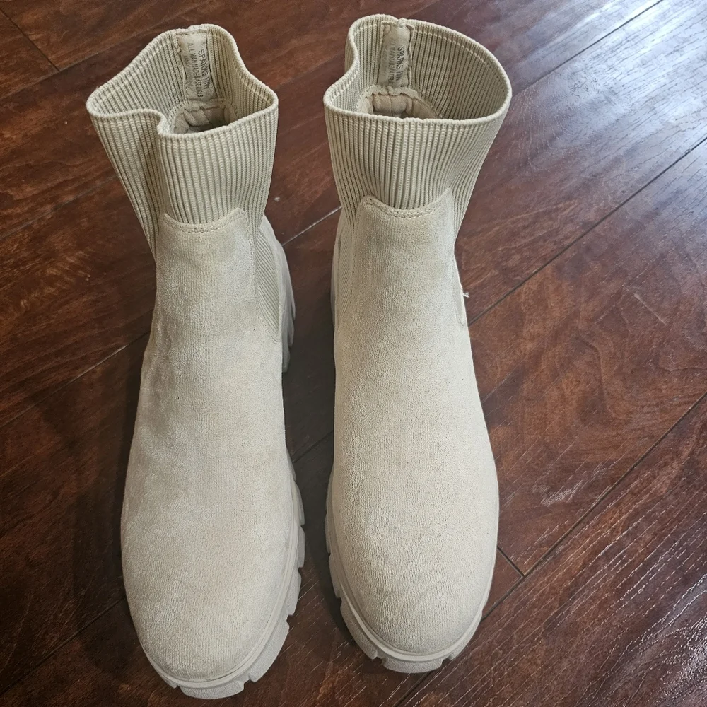 Cushionaire Cream Lug Ankle Boots, Size 10W - Picture 2 of 5
